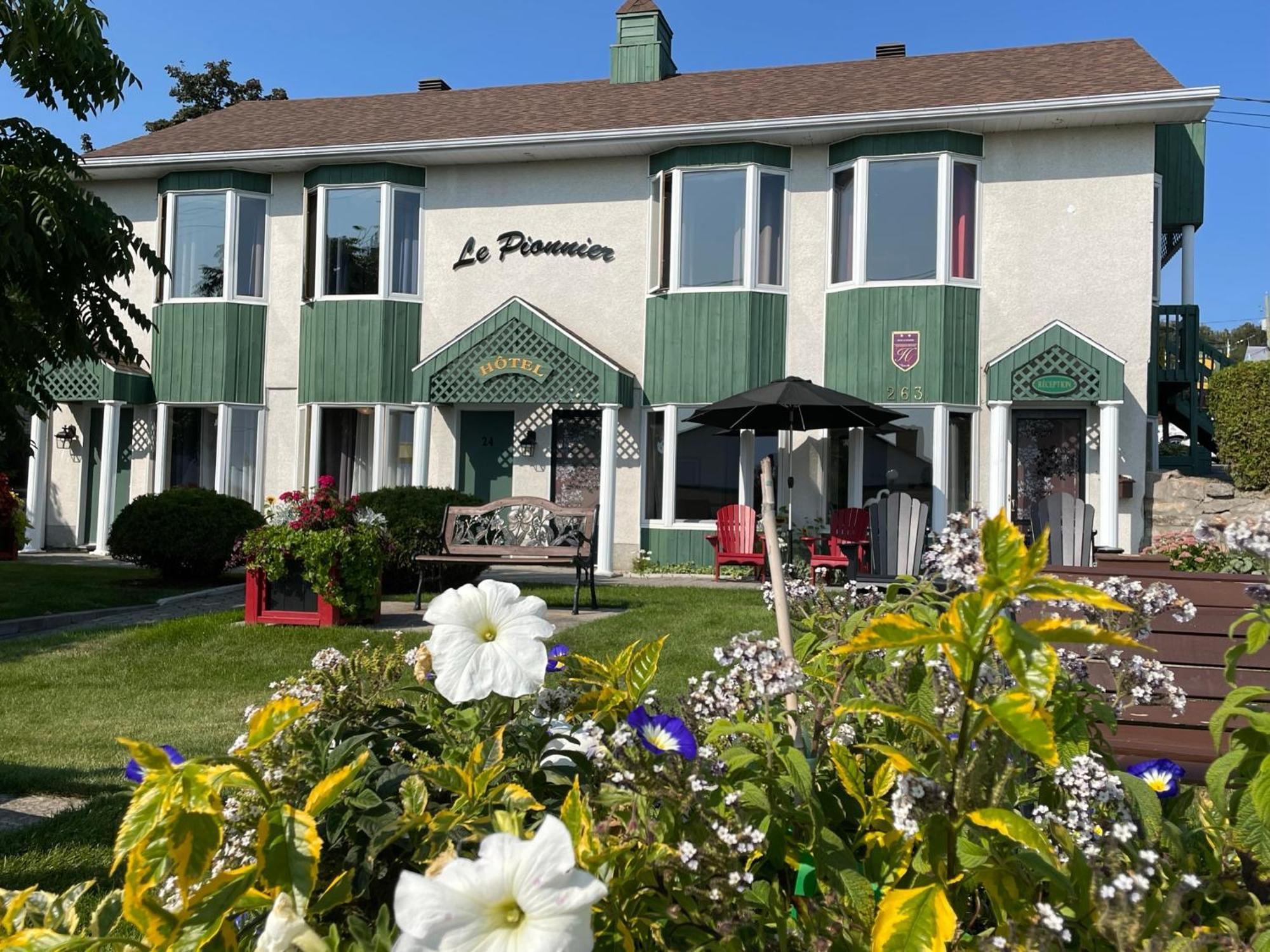 Hotel Le Pionnier Tadoussac Exterior photo