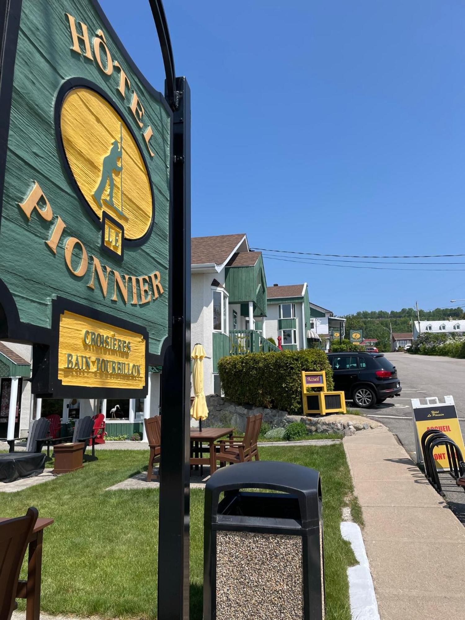 Hotel Le Pionnier Tadoussac Exterior photo