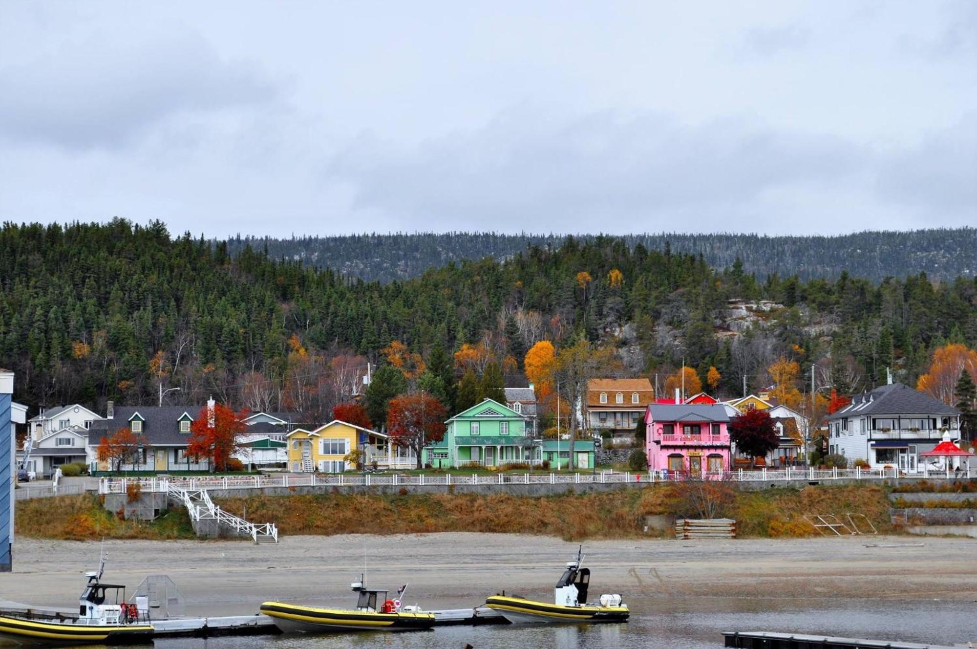Hotel Le Pionnier Tadoussac Exterior photo
