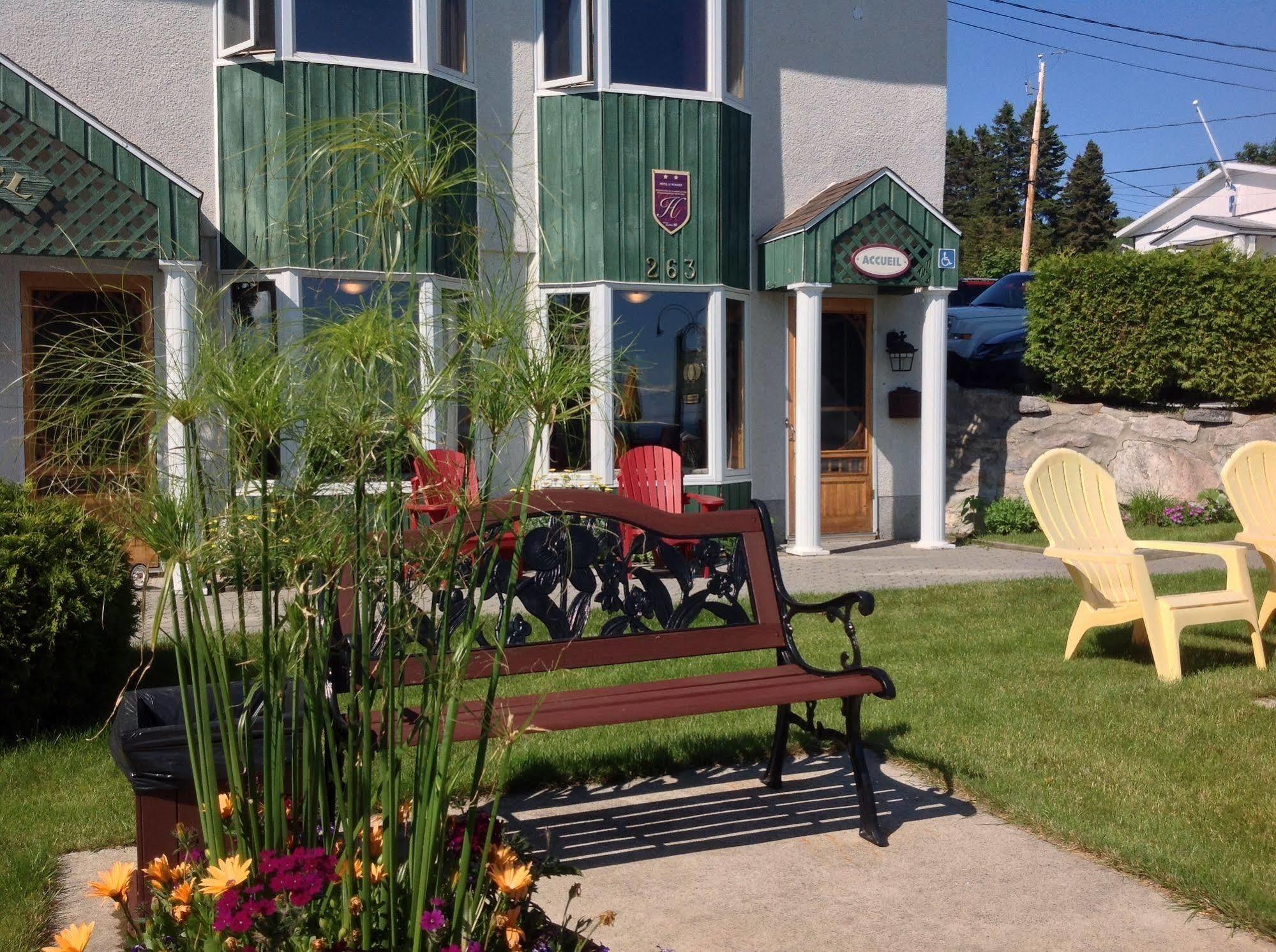 Hotel Le Pionnier Tadoussac Exterior photo