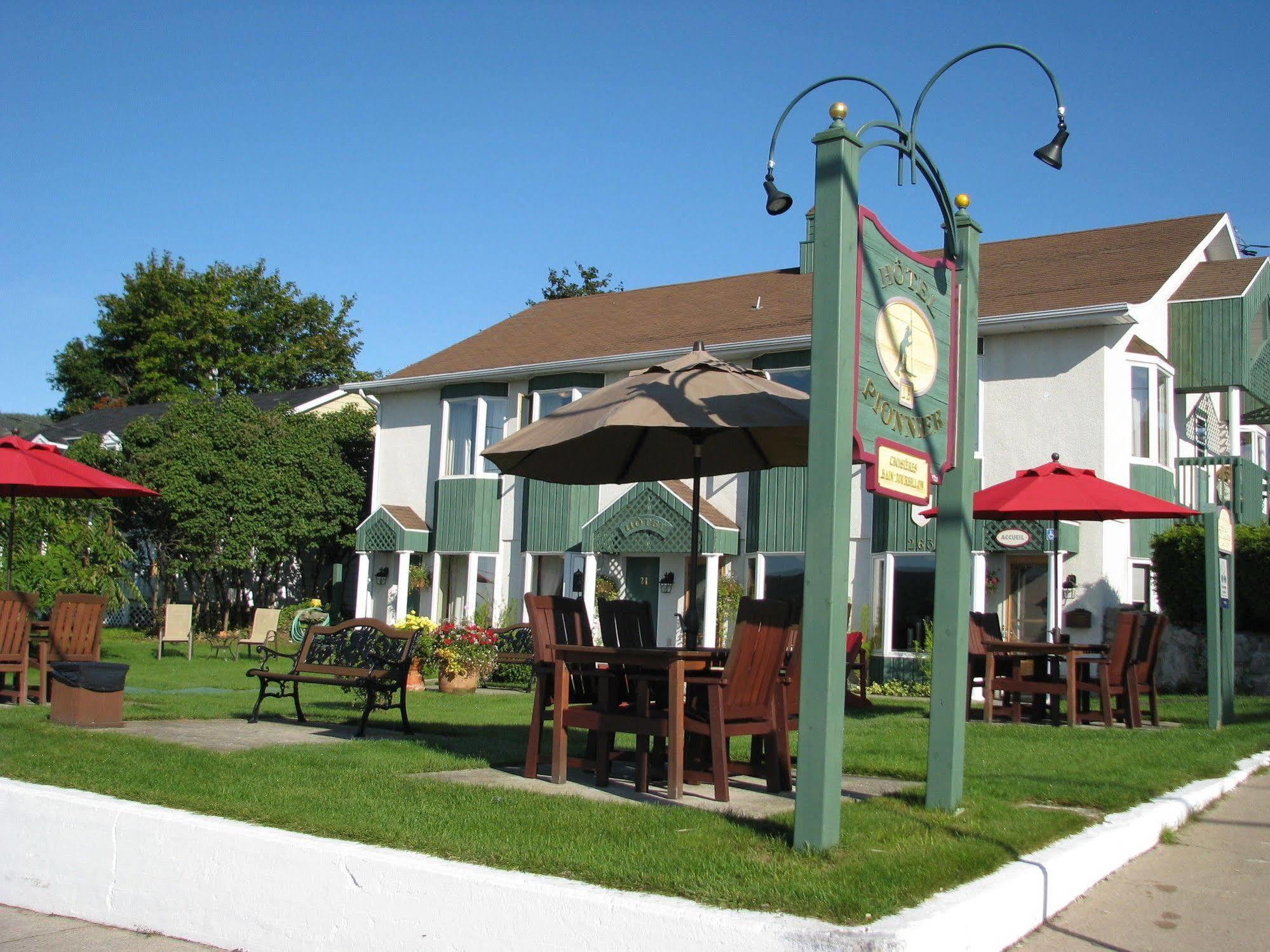 Hotel Le Pionnier Tadoussac Exterior photo