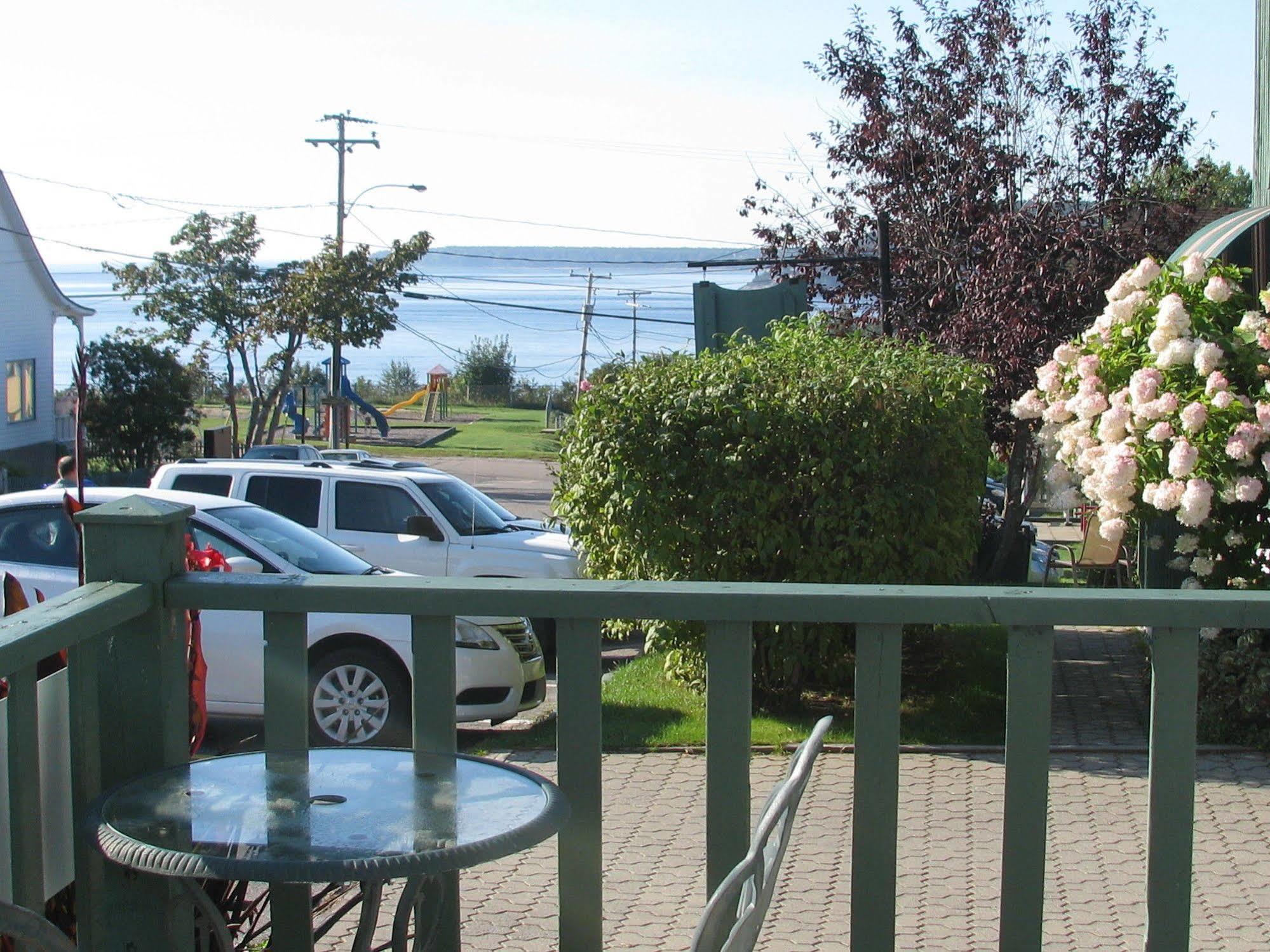Hotel Le Pionnier Tadoussac Exterior photo