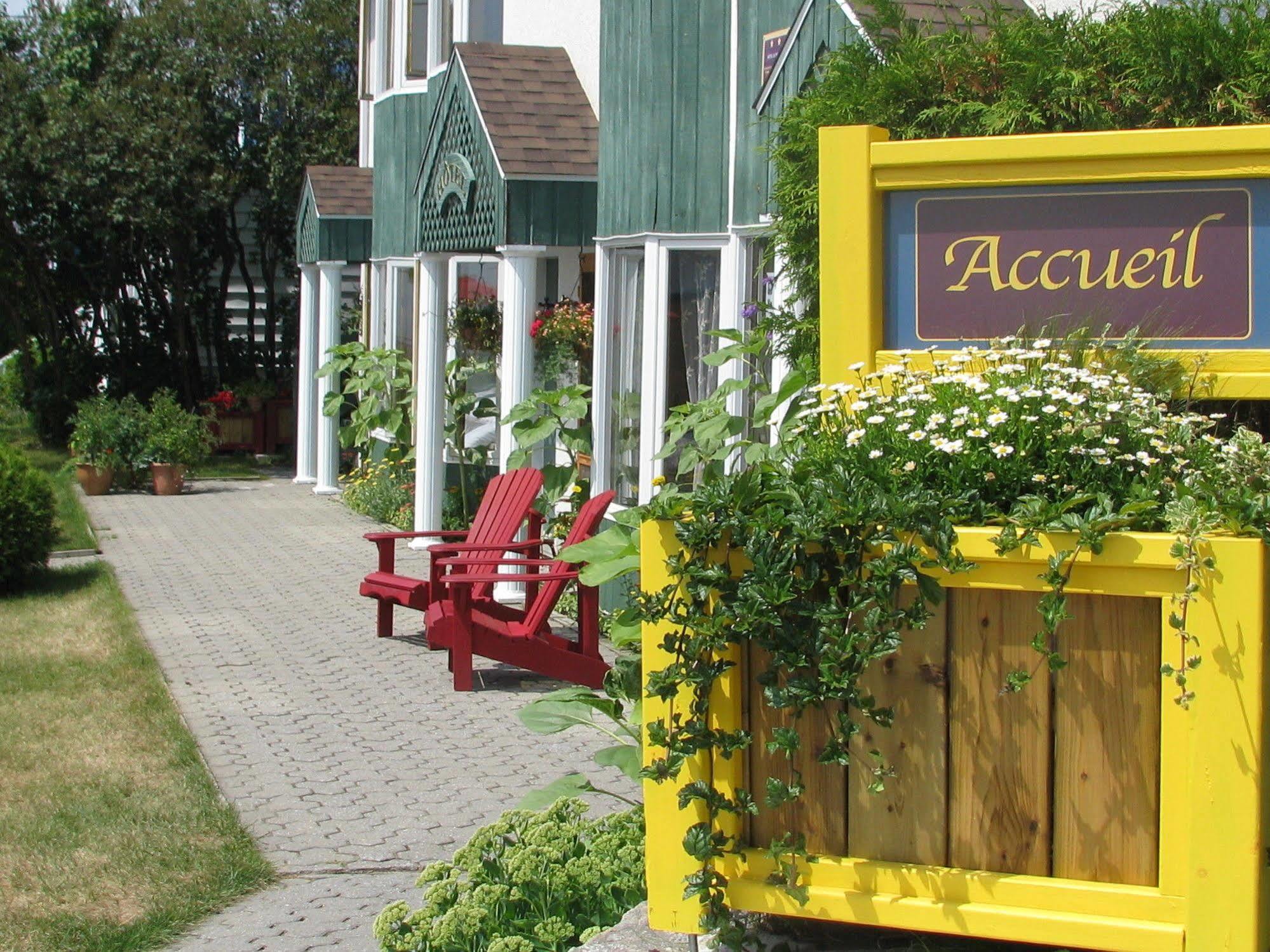 Hotel Le Pionnier Tadoussac Exterior photo