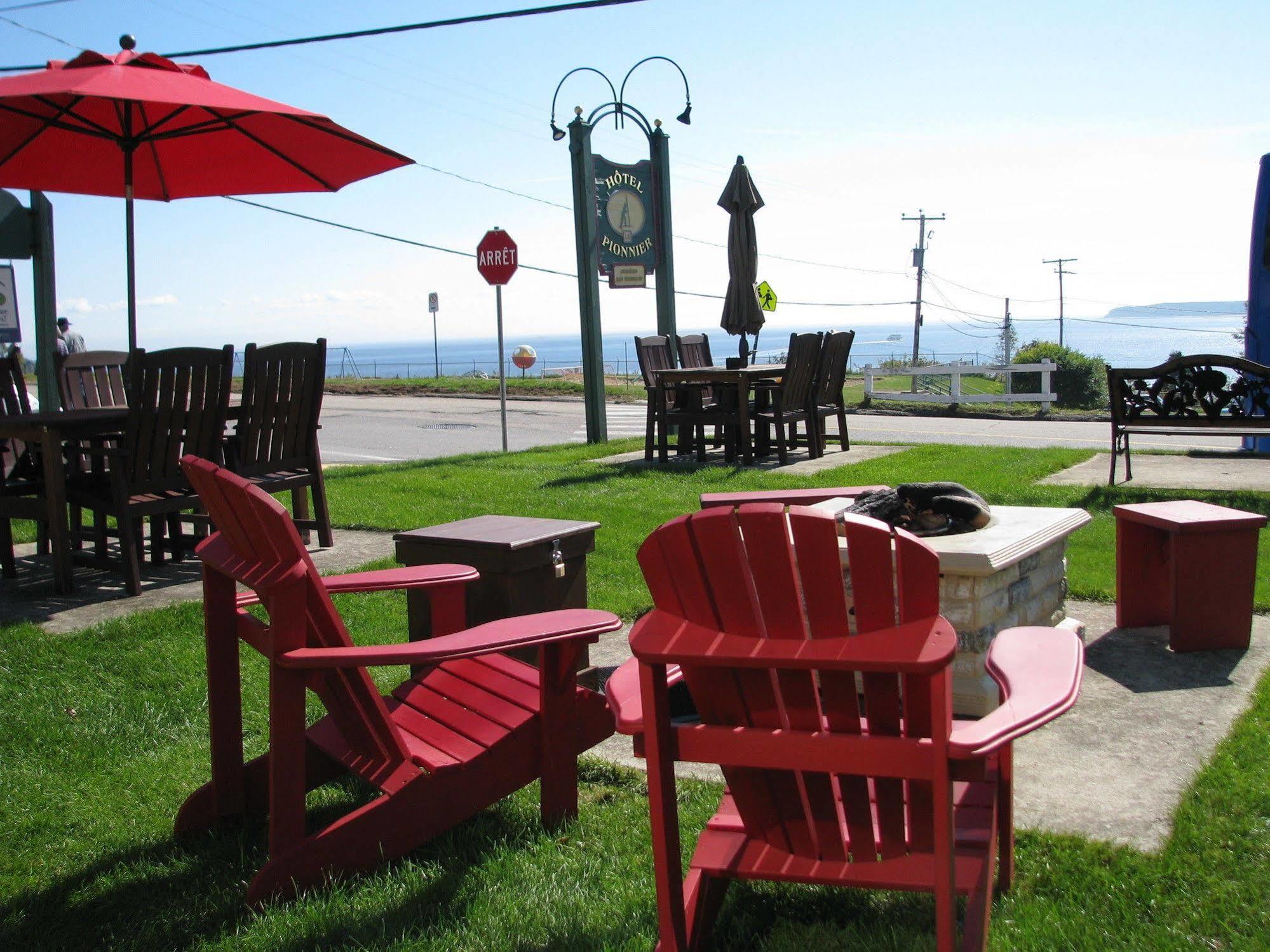 Hotel Le Pionnier Tadoussac Exterior photo