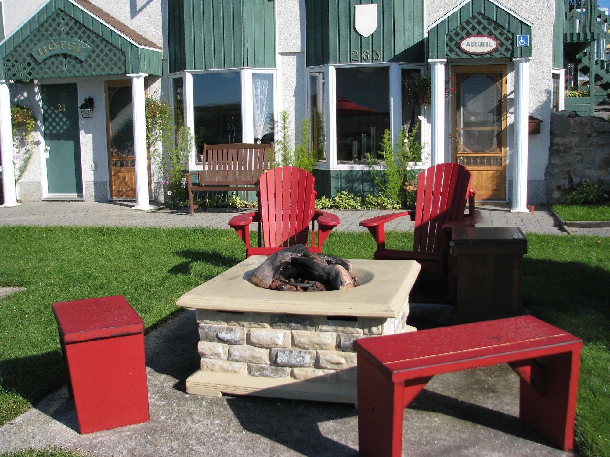 Hotel Le Pionnier Tadoussac Exterior photo