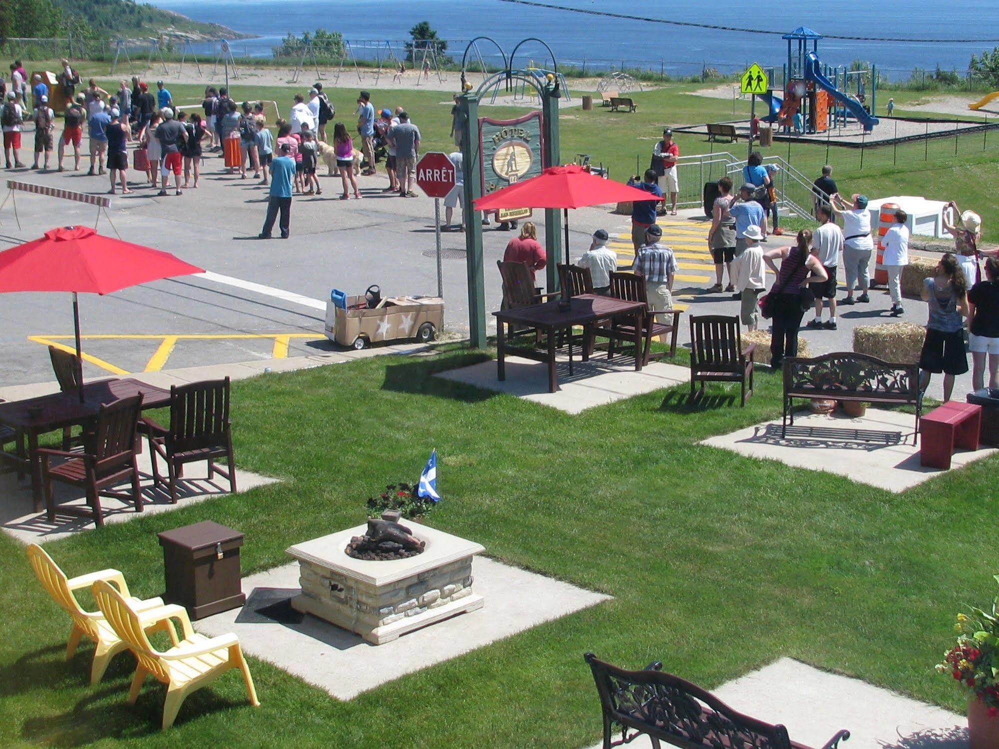 Hotel Le Pionnier Tadoussac Exterior photo