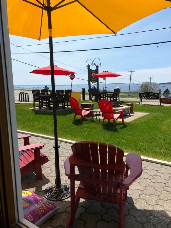 Hotel Le Pionnier Tadoussac Exterior photo