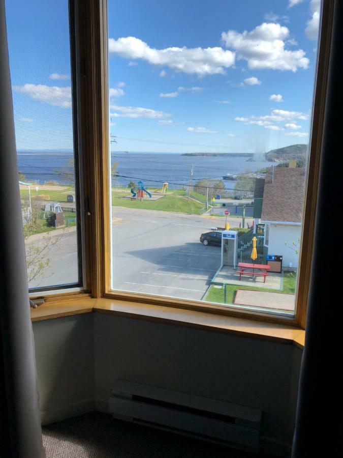 Hotel Le Pionnier Tadoussac Exterior photo