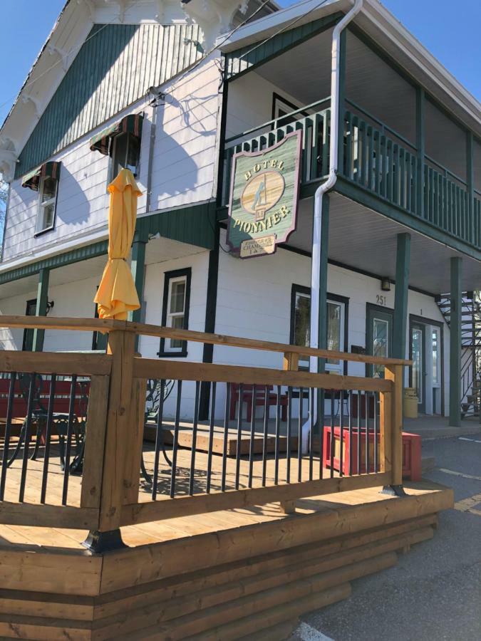 Hotel Le Pionnier Tadoussac Exterior photo